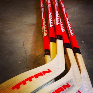 Crosse de hockey en bois CCM  Titan 4020 Senior 23 main gauche en bas