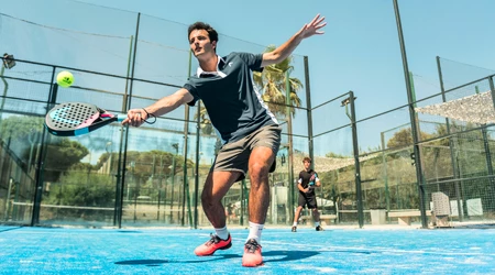 Règles du padel et différences avec le tennis