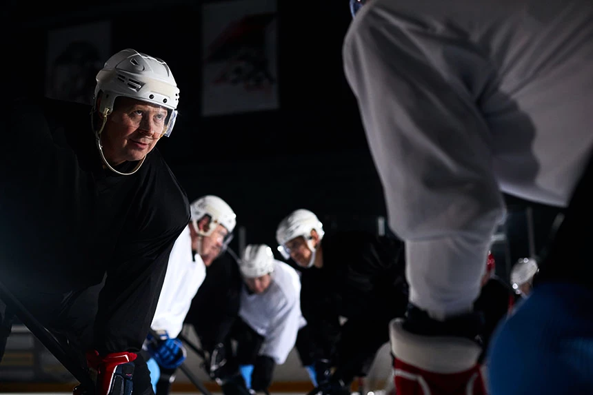 Match de hockey pour hommes âgés